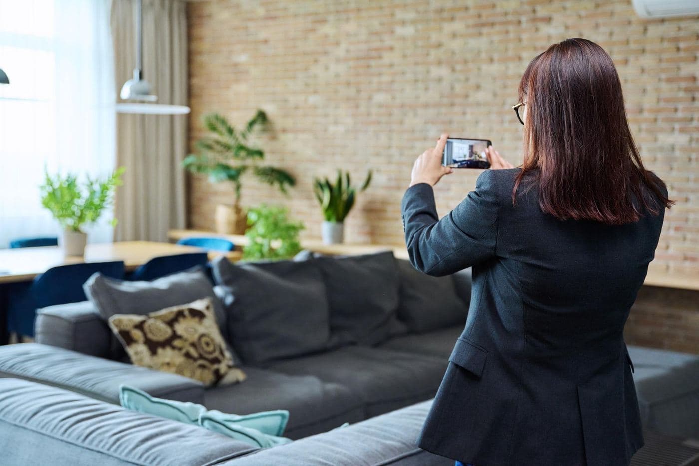 Fotógrafo profesional preparando la sesión de fotos de una vivienda